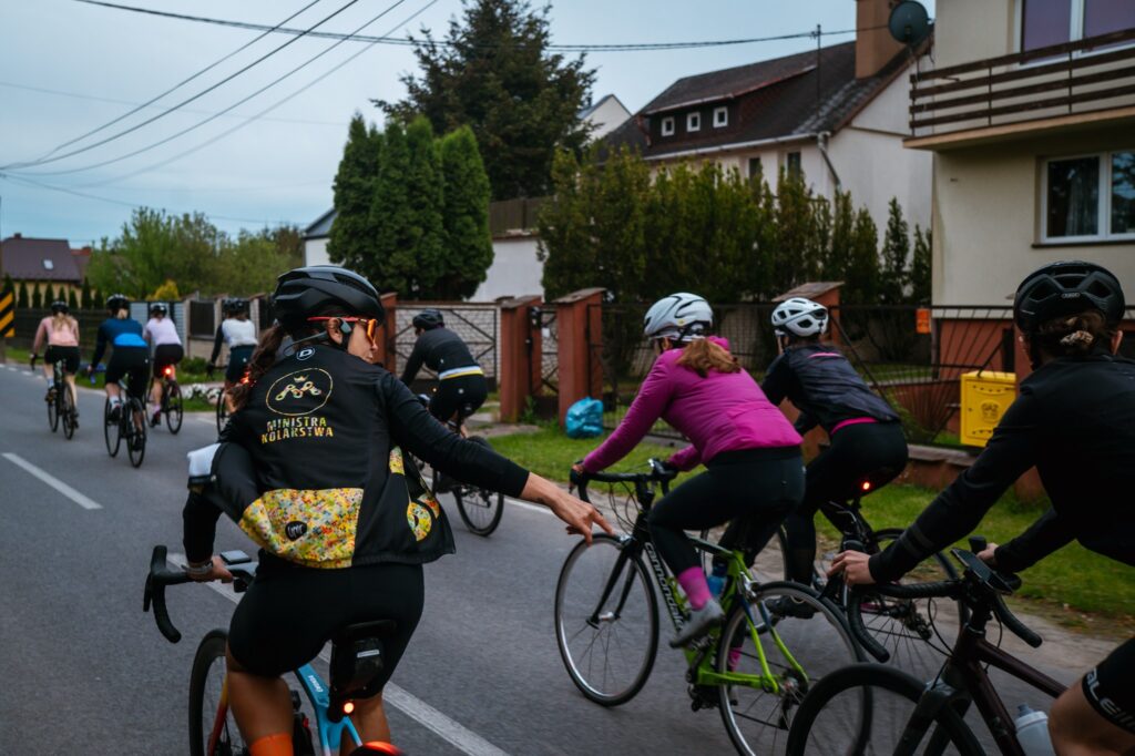 kobiety uczestniczące w szkoleniu szosowym z jazdy w peletonie