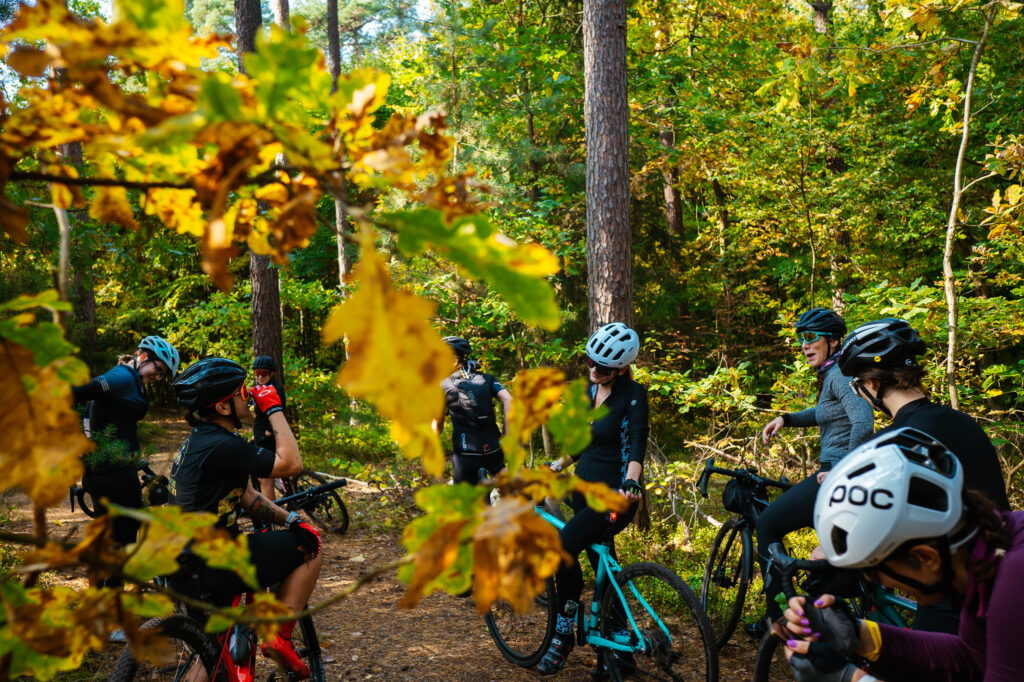 grupowe szkolenie rowerowe na rowerach MTB, rowerzystki uczą się techniki jazdy