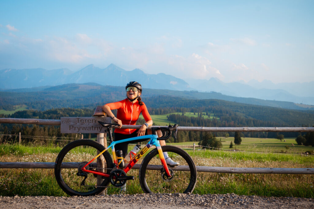 Ministra Kolarstwa z rowerem szosowym na tle gór