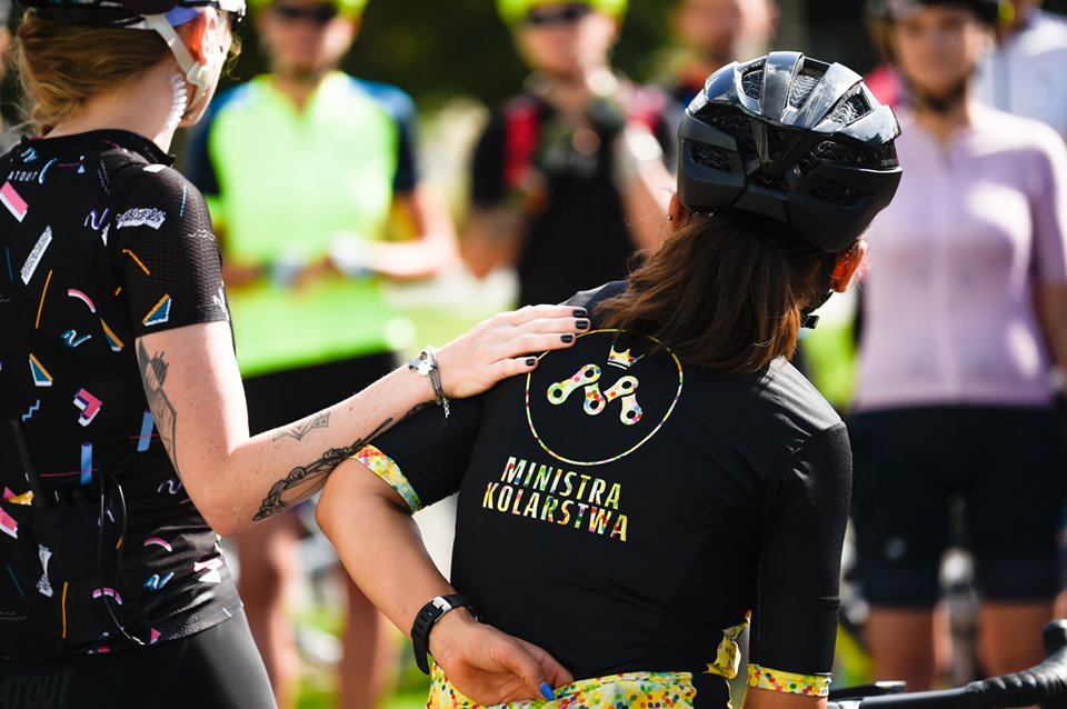 Ministra Kolarstwa prowadzi odprawę przed jazdą w grupe, żeby poinformować, jakie są zasady tego treningu