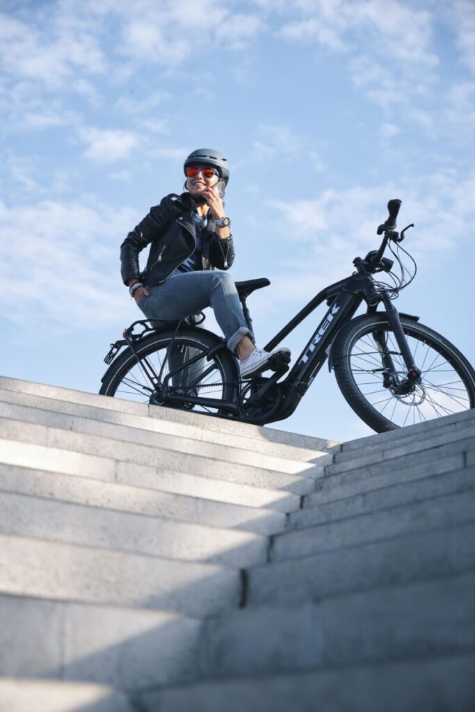 Ministra Kolarstwa na miejskim rowerze elektrycznym Trek