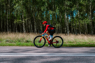 Ministra Kolarstwa na rowerze szosowym marki Trek