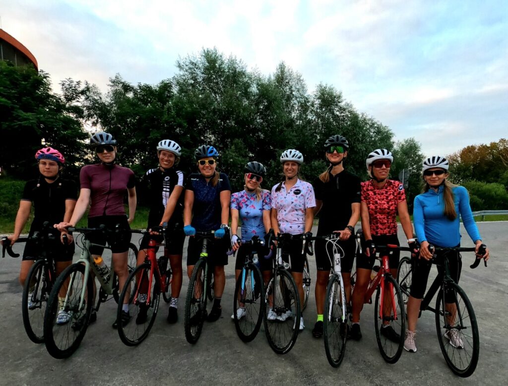 grupa kobiet na rowerach szosowych kolarstwo kobiece Ministry Kolarstwa