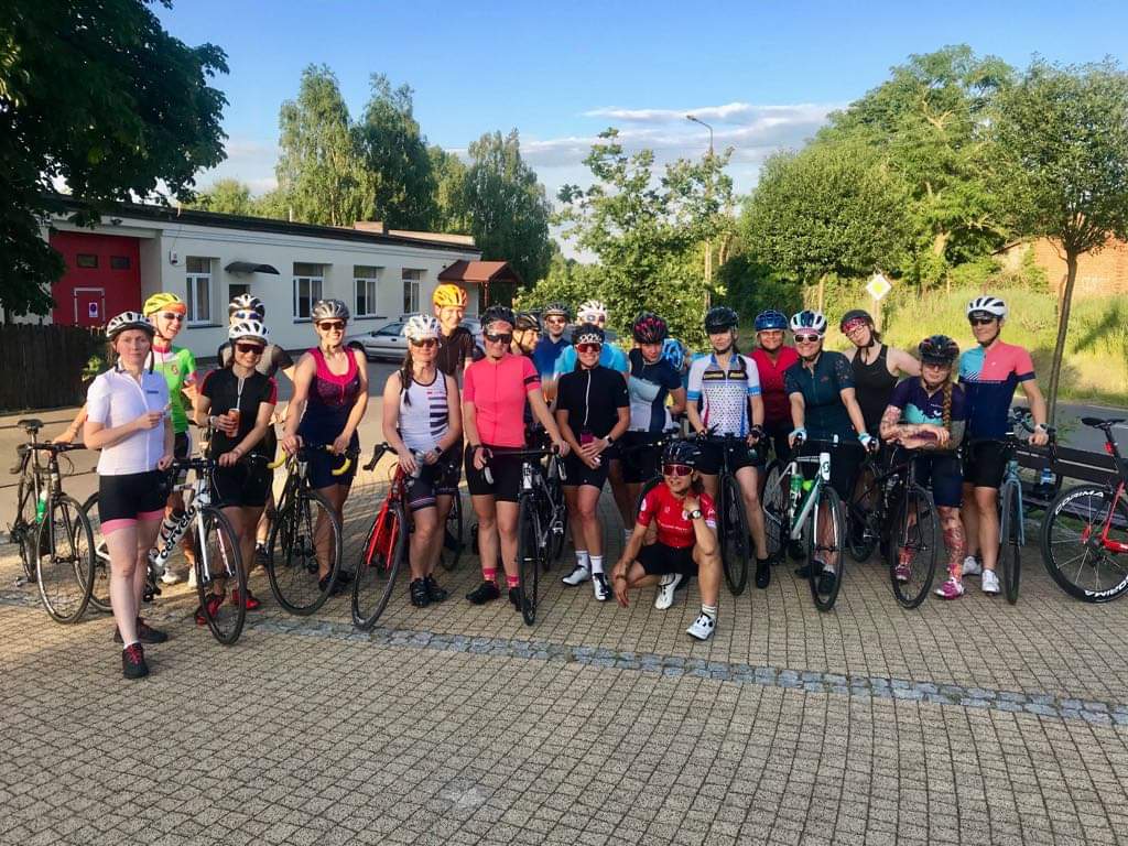 grupa kobiet na rowerach szosowych kolarstwo kobiece Ministry Kolarstwa