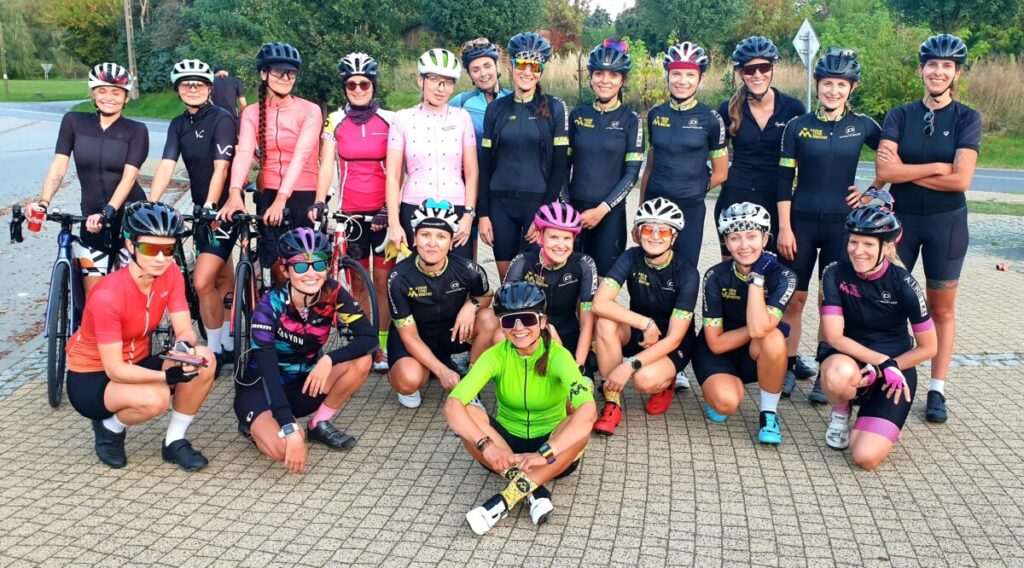 grupa kobiet na rowerach szosowych kolarstwo kobiece Ministry Kolarstwa