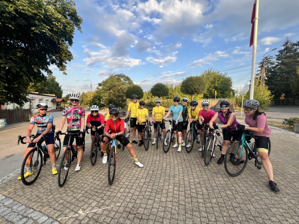 Na zdjęciu widać kolarki, które przyjechały do ustawki rowerowej Ministry Kolarstwa, zwanej Babską Szosową Środą