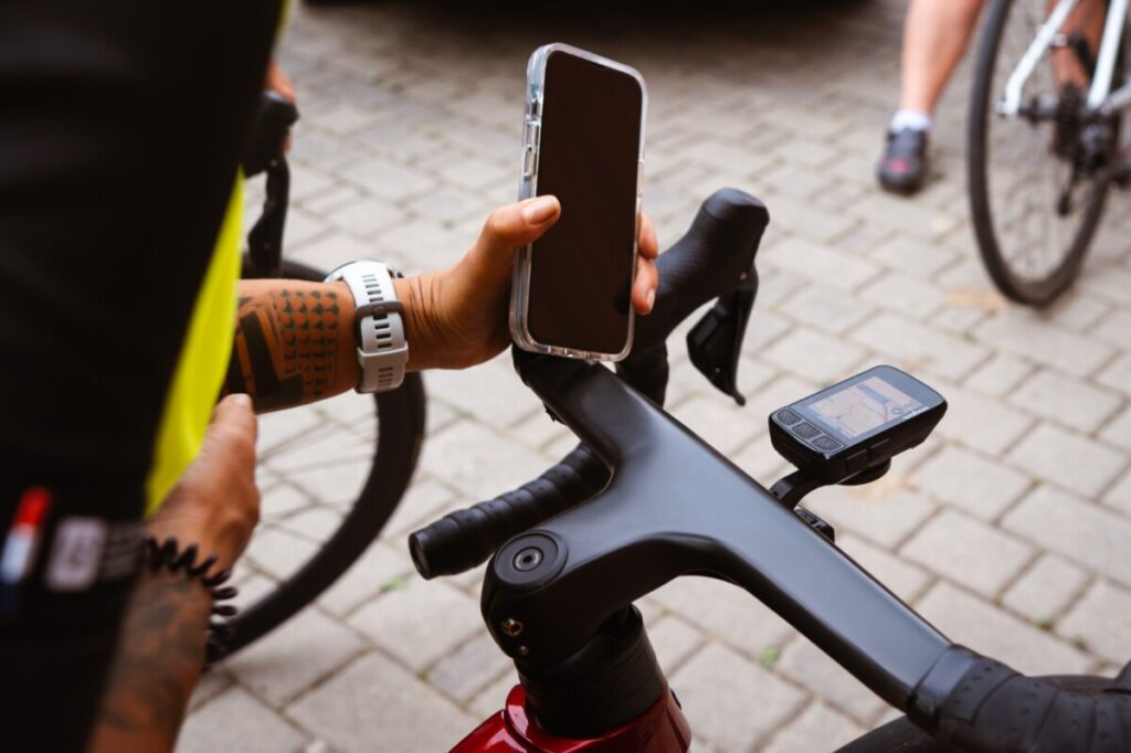 Wahoo Roam - licznik rowerowy i nawigacja w jednym - widok na licznik przymocowany do kierownicy roweru szosowego