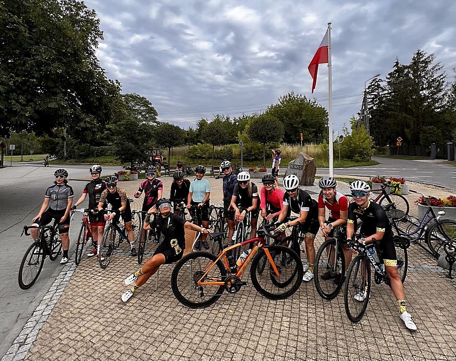 kilkanaście kolarek na rowerach szosowych z organizatorką Ministrą Kolarstwa