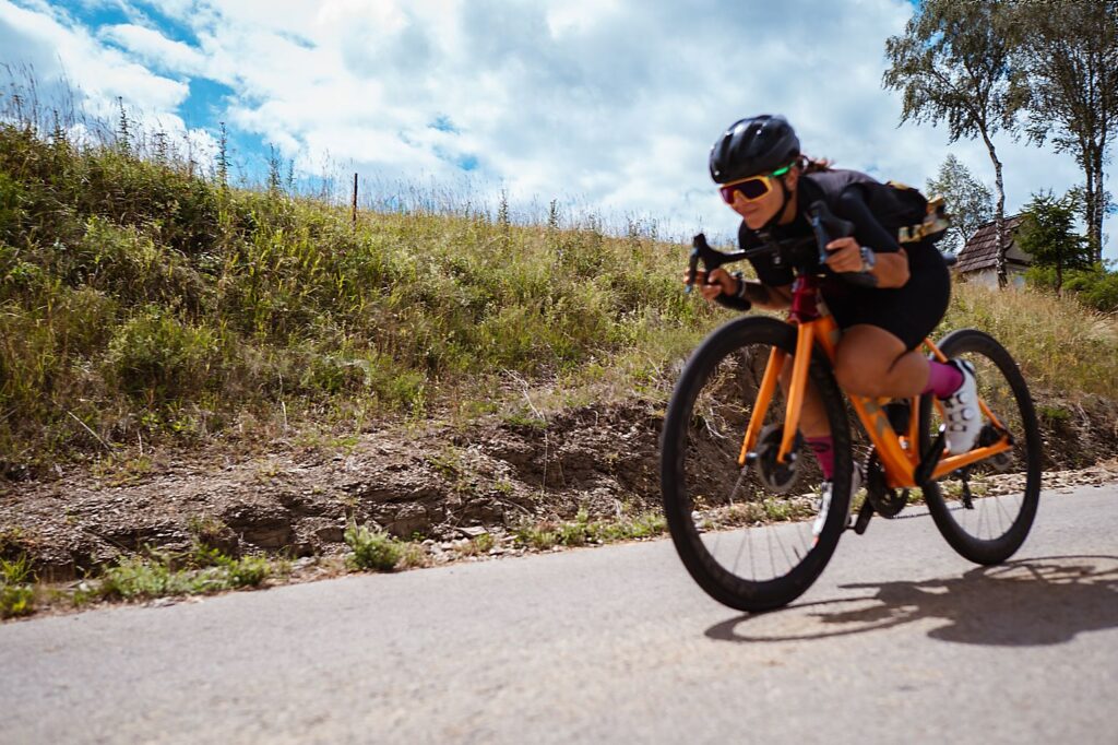 Ministra Kolarstwa zjeżdża szybko na rowerze szosowym