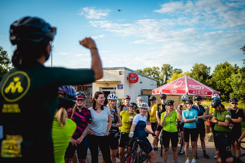 Ministra Kolarstwa z jej kobiecą społecznością