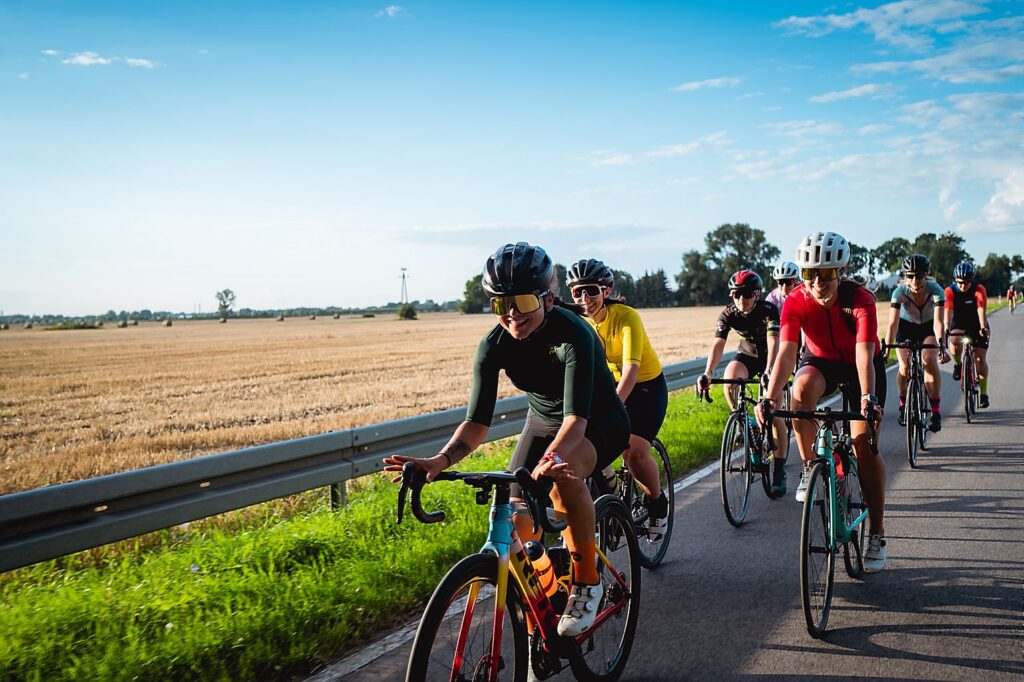grupa kobiet jedzie na rowerach szosowych - ustawka Ministry Kolarstwa