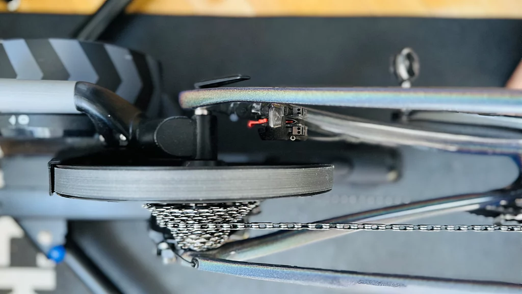 Widok z góry na tylne widełki roweru wpiętego w trenażer