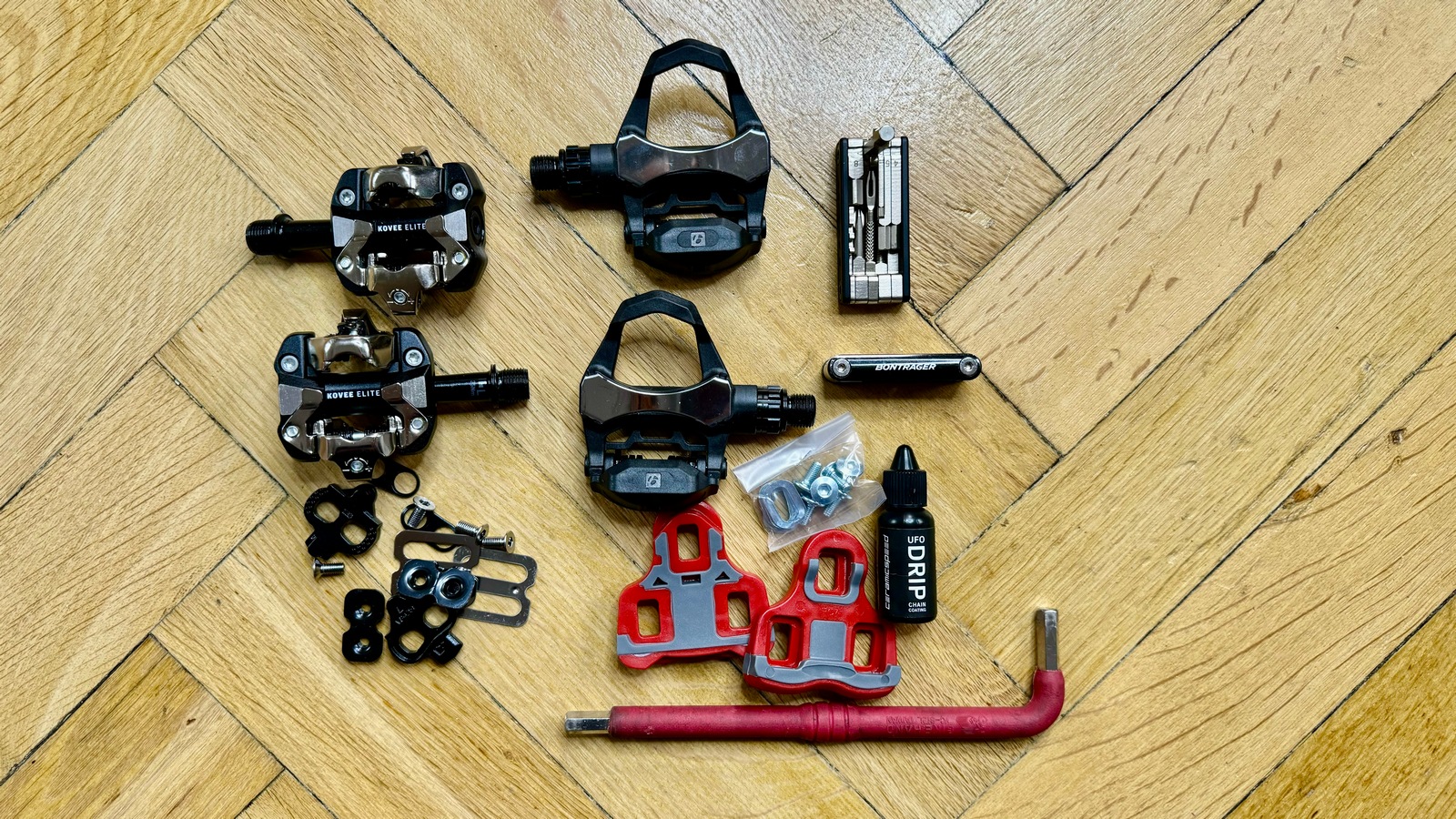 Na zdjęciu widać pedały szosowe oraz pedały MTB z blokami, które przymocowuje się do podeszwy buta kolarskiego.