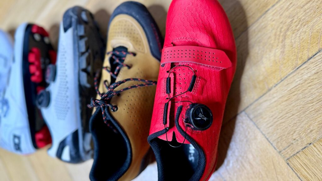 Na zdjęciu widac kilka par butów kolarskich różnego rodzaju, różnego przeznaczenia i z różnymi zapięciami