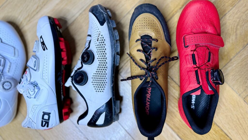 Na zdjęciu widac kilka par butów kolarskich różnego rodzaju, różnego przeznaczenia i z różnymi zapięciami