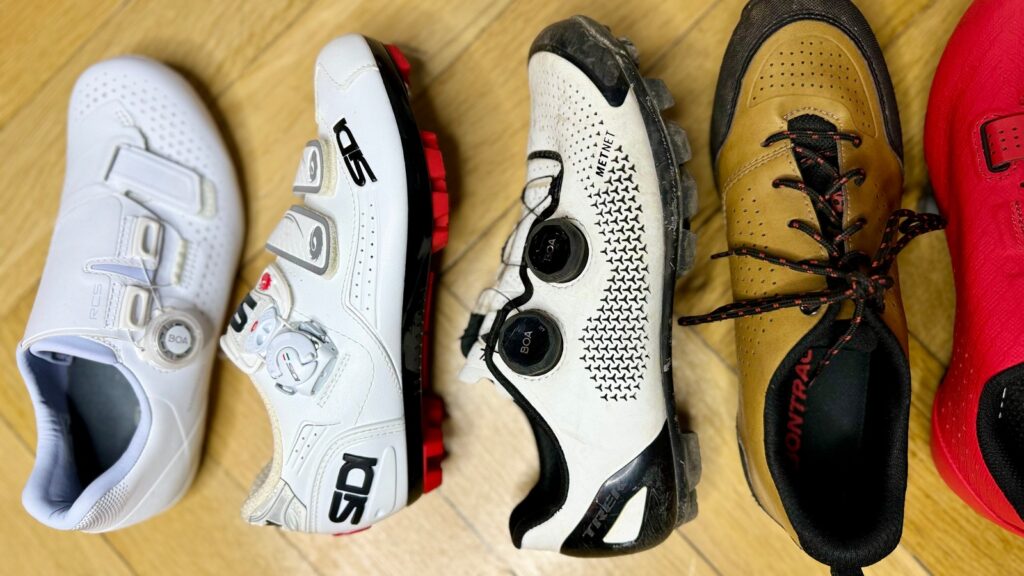 Na zdjęciu widac kilka par butów kolarskich różnego rodzaju, różnego przeznaczenia i z różnymi zapięciami