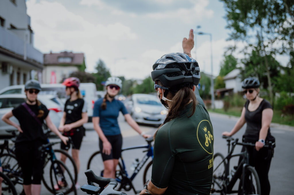Na zdjęciu widać uczestniczki szkolenia z jazdy w peletonie oraz prowadzącą szkolenie, Ministrę Kolarstwa podczas części teoretycznej