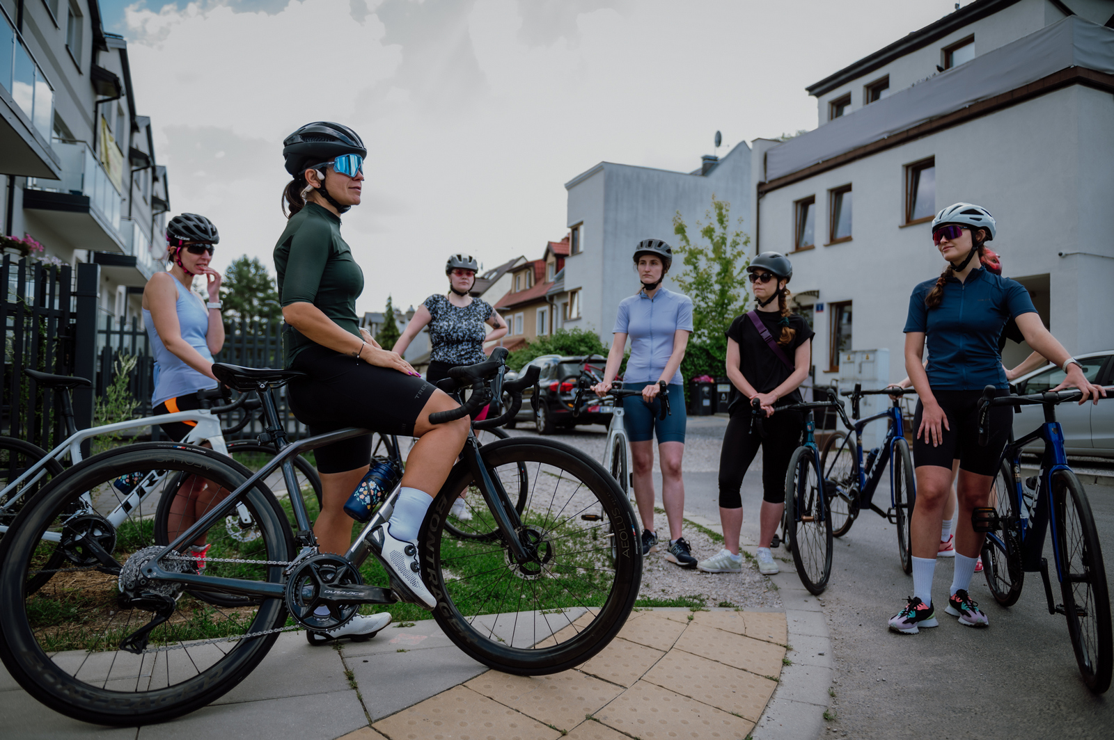 Na zdjęciu widać uczestniczki szkolenia z jazdy w peletonie oraz prowadzącą szkolenie, Ministrę Kolarstwa podczas części teoretycznej