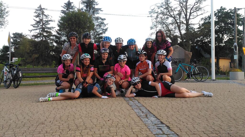 grupa kobiet kolarek pozuje do zdjęcia podczas eventu Ministry Kolarstwa