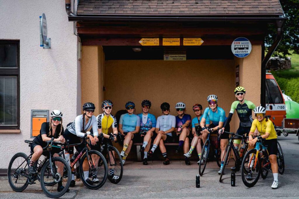 na zdjęciu widać grupę kolarek z przewodnikiem płci męskiej - są uczestniczkami campa szosowego Ministry Kolarstwa