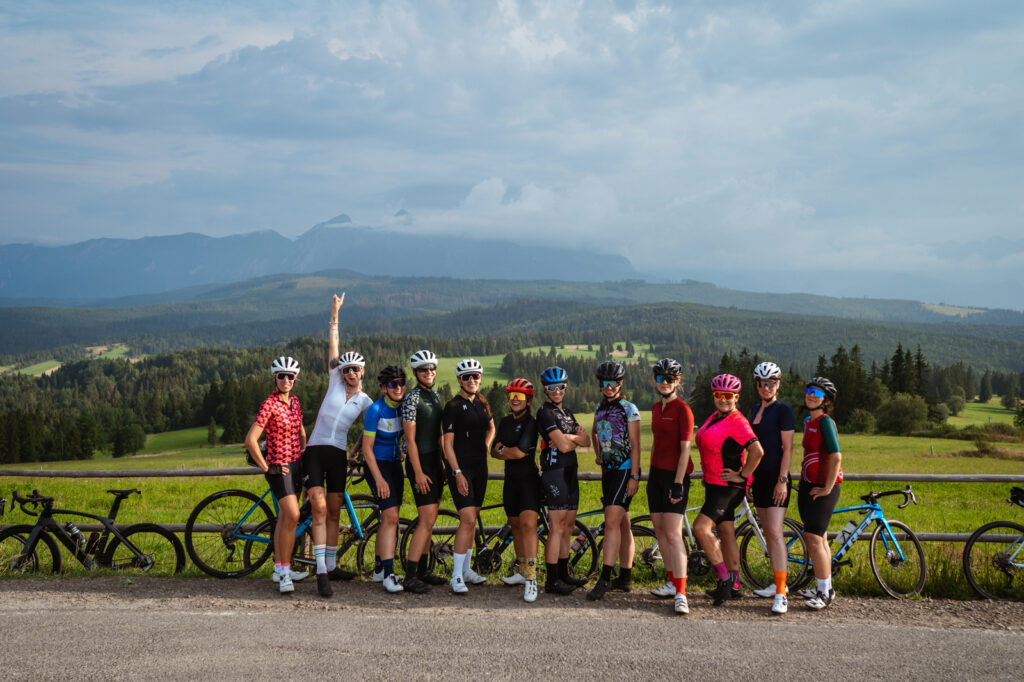 Na zdjęciu widać grupę kolarek, które pozują na tle panoramy Tatr - są uczestniczkami kolarskiego wyjazdu organizowanego przez Ministrę Kolarstwa. Ten wyjazd to Bukowina Ministra Camp
